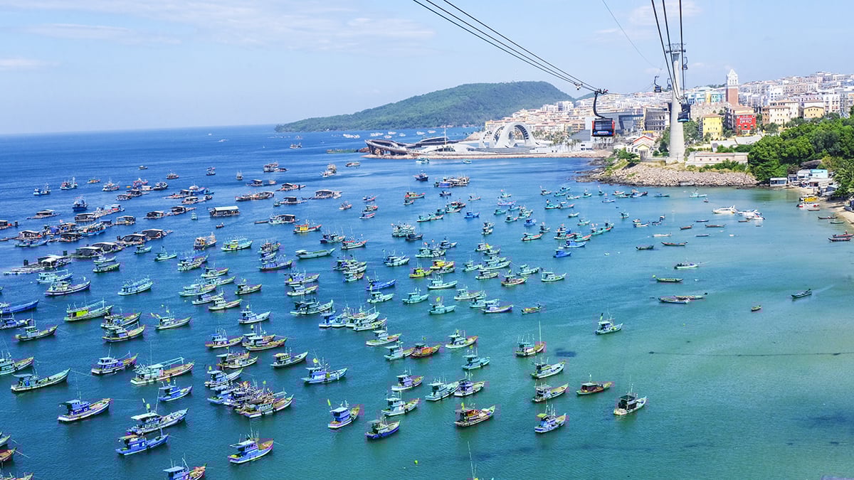 Khai thác, bảo vệ tài nguyên biển đảo không chỉ là trách nhiệm của ngành nông nghiệp môi trường mà là nhiệm vụ chung của toàn xã hội, từ người dân, doanh nghiệp, nhà khoa học, thanh niên đến các nhà hoạch định chính sách. Ảnh: Trung tâm Thông tin du lịch.