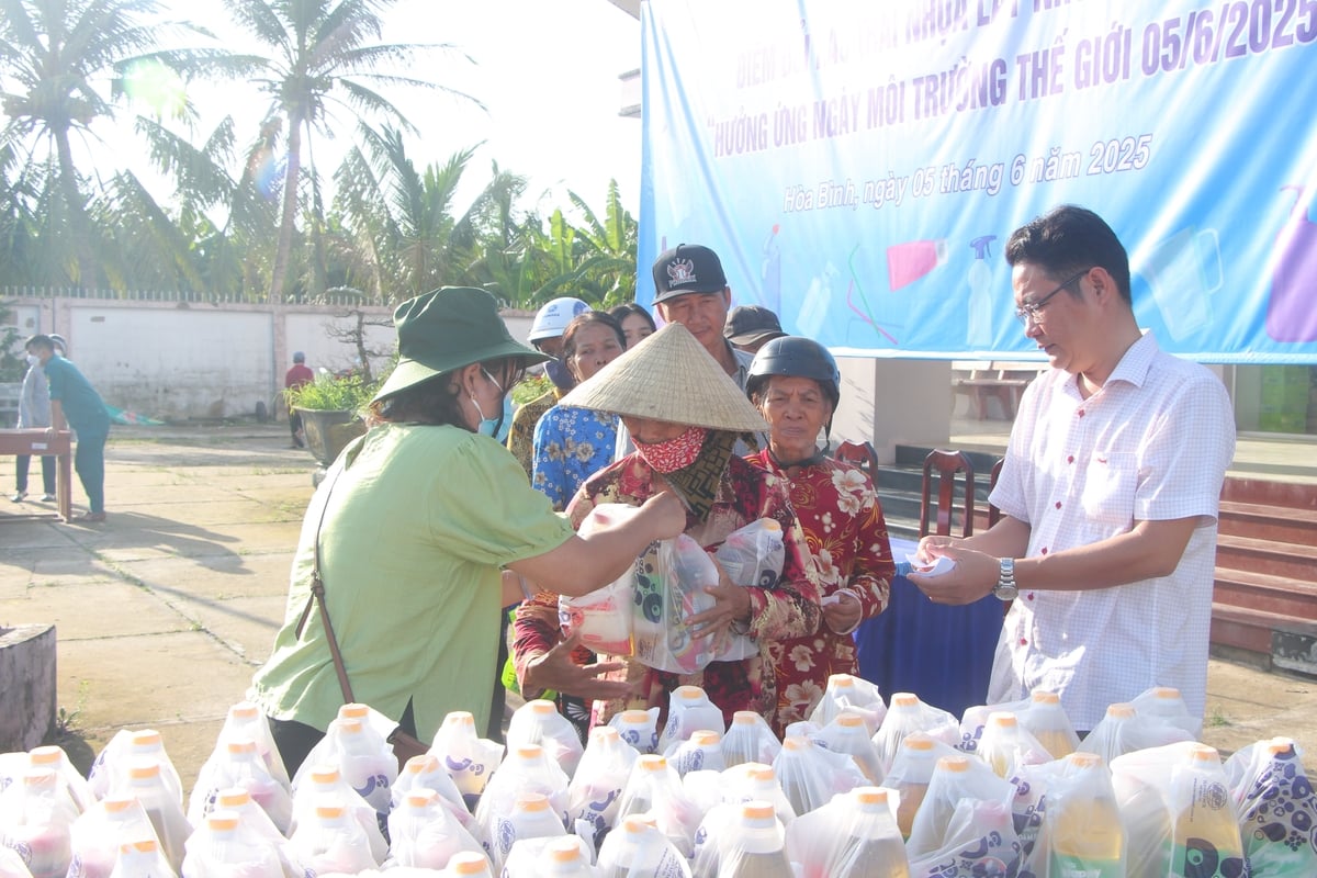 Người dân địa phương tham gia 'đổi rác thải nhựa lấy nhu yếu phẩm', một hoạt động thiết thực trong chuỗi sự kiện hưởng ứng Ngày Môi trường thế giới. Ban tổ chức phát quà và hướng dẫn người dân phân loại, giao nộp rác tái chế. Ảnh: Trọng Linh. Người dân địa phương tham gia 'đổi rác thải nhựa lấy nhu yếu phẩm', một hoạt động thiết thực trong chuỗi sự kiện hưởng ứng Ngày Môi trường thế giới. Ban tổ chức phát quà và hướng dẫn người dân phân loại, giao nộp rác tái chế. Ảnh: Trọng Linh.