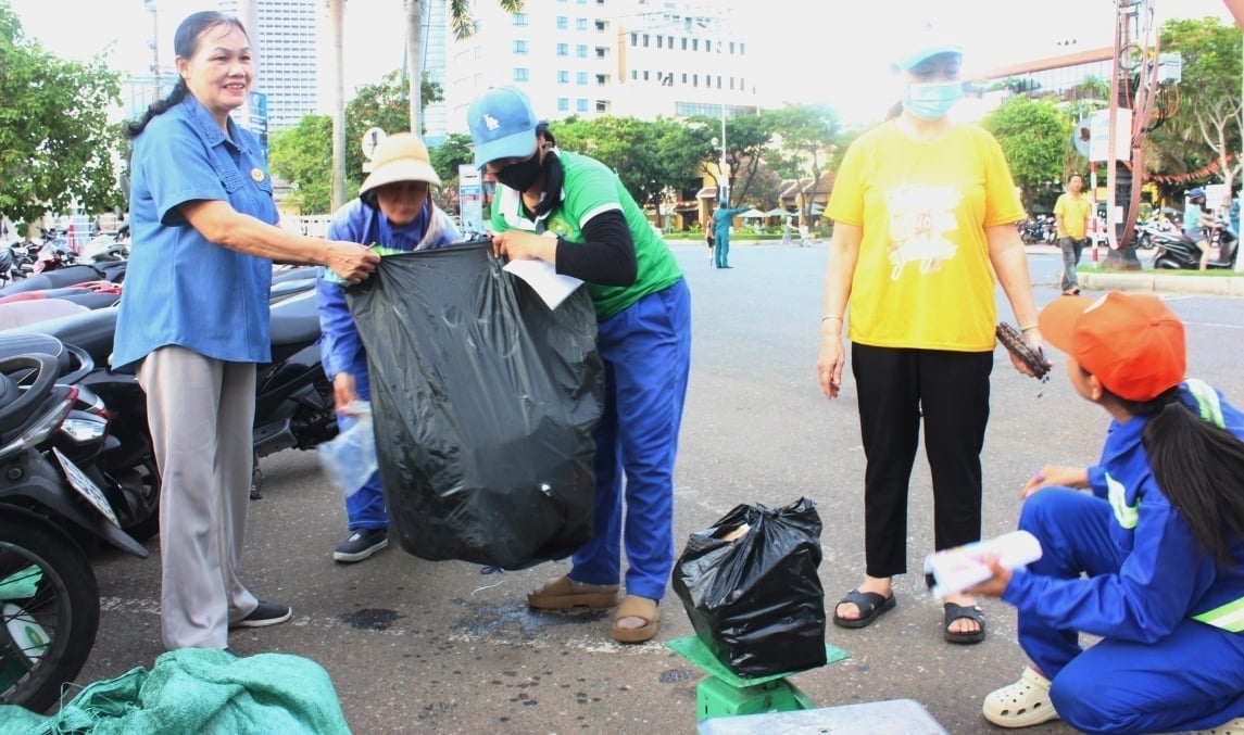 Hoạt động thu mua rác tái chế, túi nylon khó phân hủy tại chương trình. Ảnh: Lan Anh. Hoạt động thu mua rác tái chế, túi nylon khó phân hủy tại chương trình. Ảnh: Lan Anh.