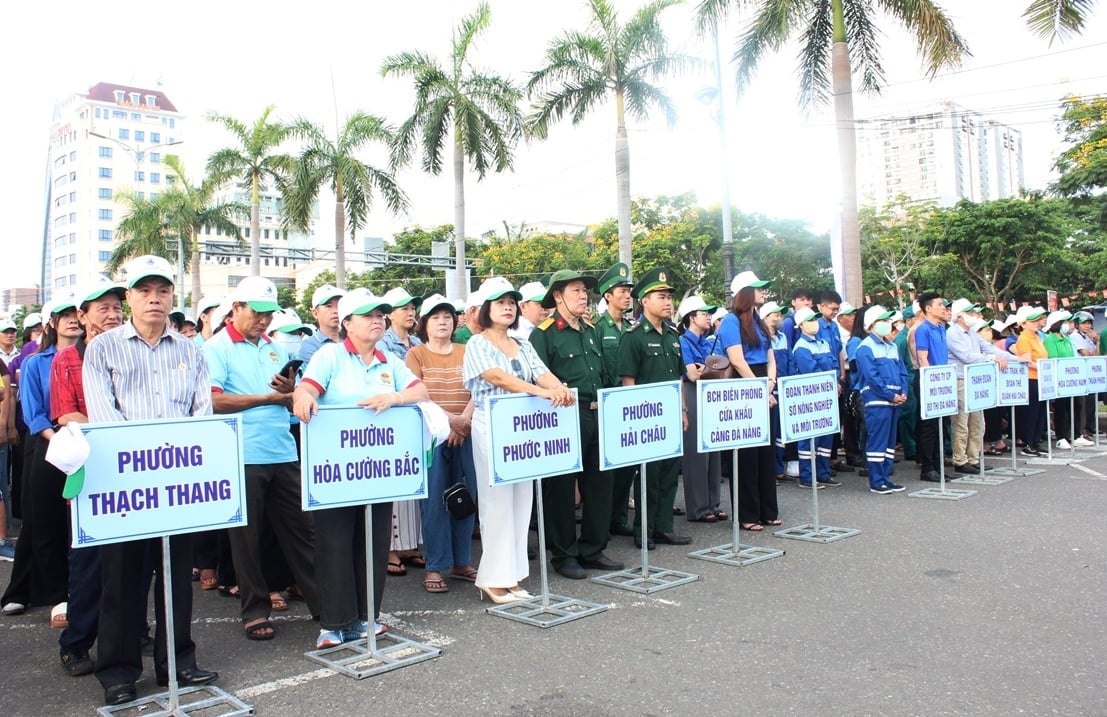 Các tổ chức, đoàn thể ra quân hưởng ứng tháng vì môi trường. Ảnh: Lan Anh Các tổ chức, đoàn thể ra quân hưởng ứng tháng vì môi trường. Ảnh: Lan Anh