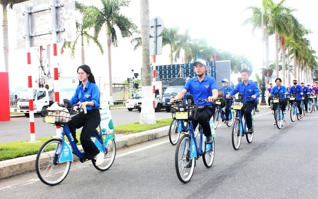 Đạp xe tuyên truyền kêu gọi người dân giảm thiểu rác thải nhựa, phân loại rác tại nguồn. Ảnh: Lan Anh Đạp xe tuyên truyền kêu gọi người dân giảm thiểu rác thải nhựa, phân loại rác tại nguồn. Ảnh: Lan Anh