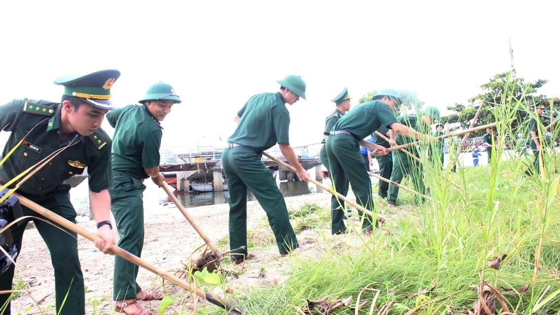 Các lực lượng ra quân tổng dọn vệ sinh môi trường. Ảnh: Lan Anh. Các lực lượng ra quân tổng dọn vệ sinh môi trường. Ảnh: Lan Anh.