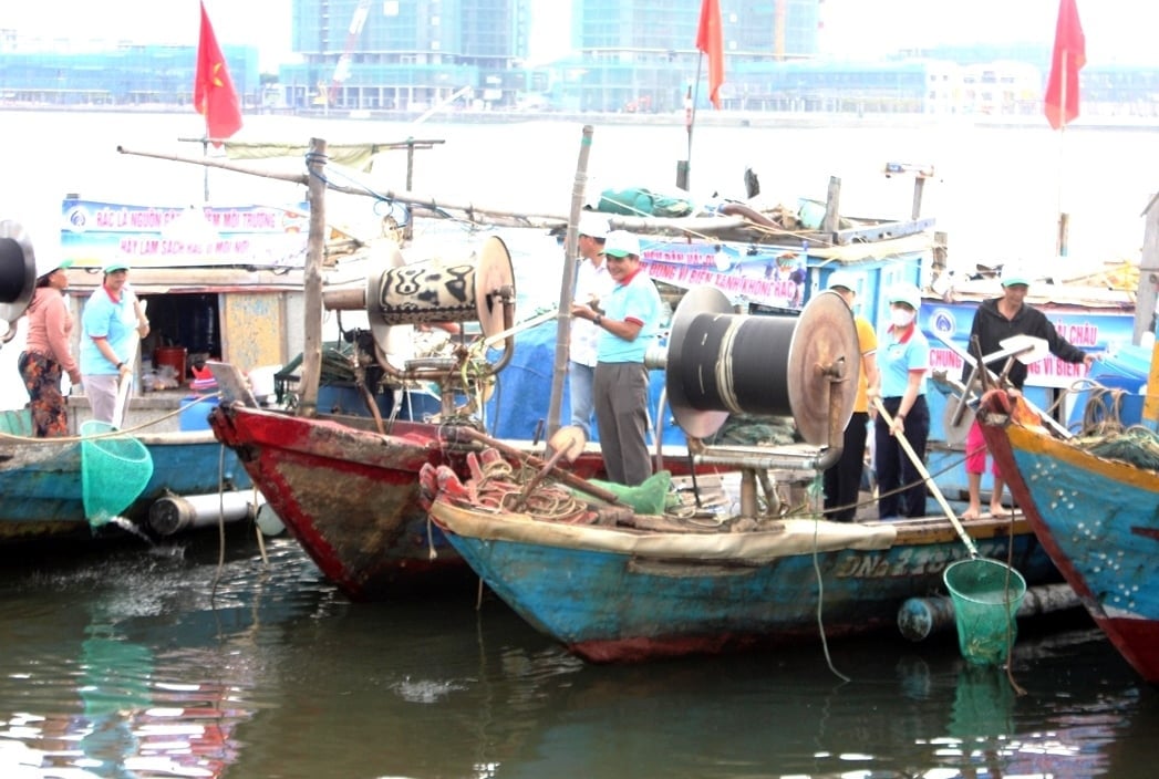 Thu gom rác thải nhựa dưới nước hướng đến biển đảo không rác. Ảnh: Lan Anh. Thu gom rác thải nhựa dưới nước hướng đến biển đảo không rác. Ảnh: Lan Anh.