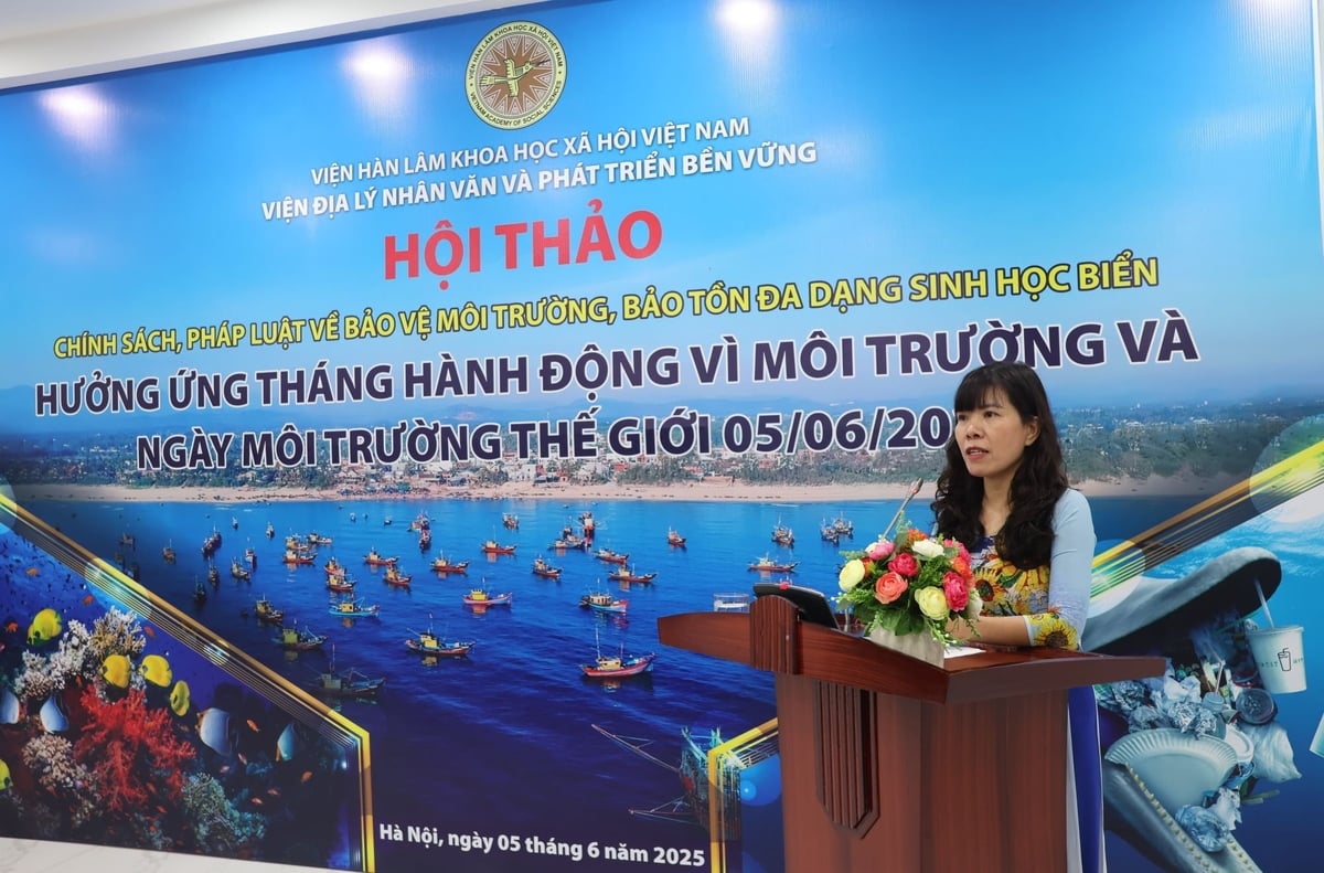 TS Nguyễn Song Tùng, Viện trưởng Viện Địa lý nhân văn và Phát triển bền vững chia sẻ về nguy cơ đe dọa hệ sinh thái biển tại Việt Nam. Ảnh: Trung Nguyên. TS Nguyễn Song Tùng, Viện trưởng Viện Địa lý nhân văn và Phát triển bền vững chia sẻ về nguy cơ đe dọa hệ sinh thái biển tại Việt Nam. Ảnh: Trung Nguyên.