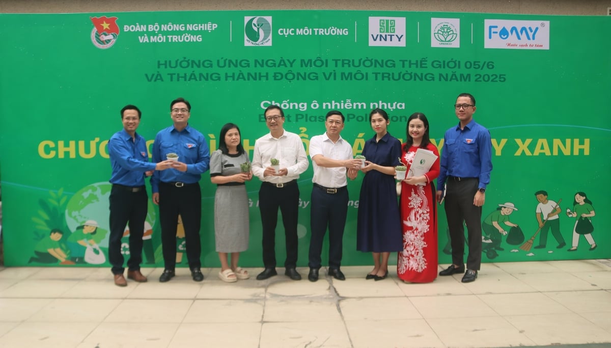 Các đại biểu tham dự Lễ phát động chụp ảnh lưu niệm. Ảnh: Hoàng Hiền. Các đại biểu tham dự Lễ phát động chụp ảnh lưu niệm. Ảnh: Hoàng Hiền.