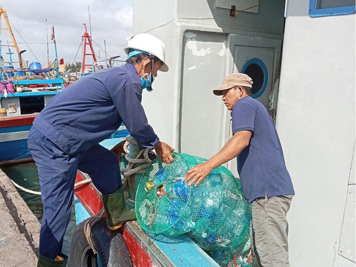 Chương trình 'Tàu cá mang rác nhựa về bờ' tại cảng cá Quy Nhơn là mô hình tiêu biểu có tiềm năng nhân rộng. Ảnh: Vietnam Circular Economy. Chương trình 'Tàu cá mang rác nhựa về bờ' tại cảng cá Quy Nhơn là mô hình tiêu biểu có tiềm năng nhân rộng. Ảnh: Vietnam Circular Economy.