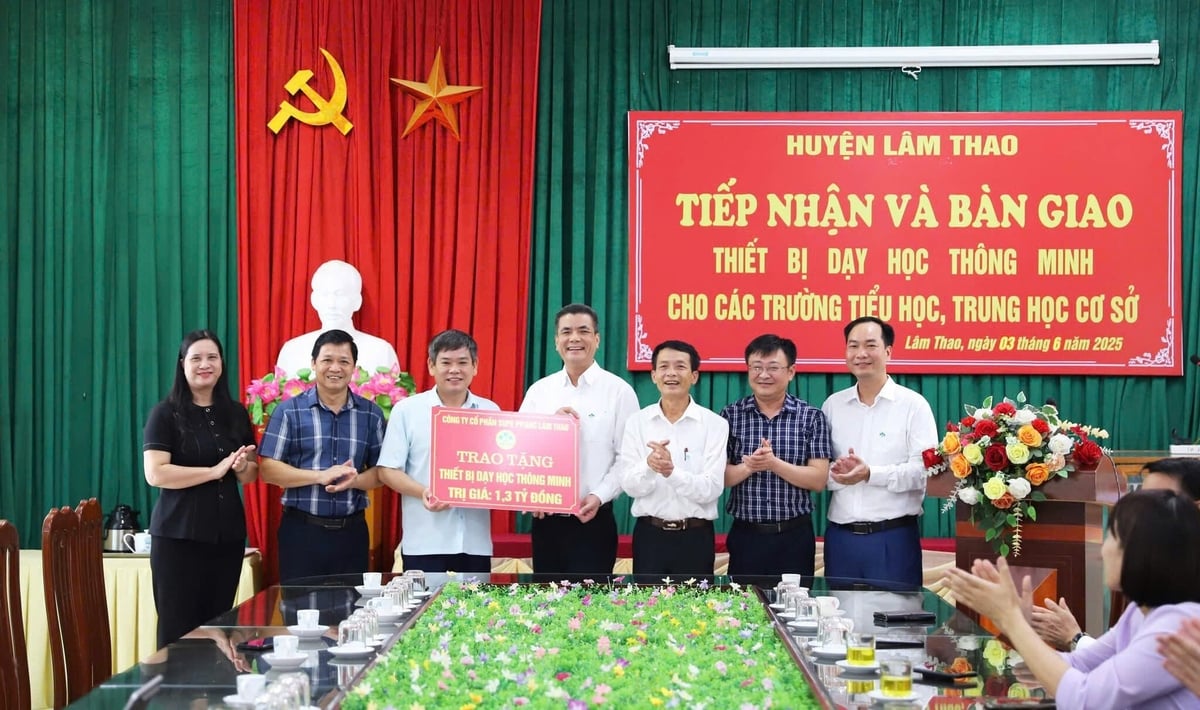 Lãnh đạo Công ty CP Supe Phốt phát và Hoá chất Lâm Thao tặng biển tượng trưng kinh phí hỗ trợ thiết bị dạy học thông minh. Ảnh: LAS. Lãnh đạo Công ty CP Supe Phốt phát và Hoá chất Lâm Thao tặng biển tượng trưng kinh phí hỗ trợ thiết bị dạy học thông minh. Ảnh: LAS.
