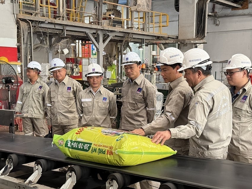 Lãnh đạo PVFCCo trực tiếp khảo sát quy trình sản xuất tại Nhà máy Đạm Phú Mỹ. Ảnh: Đình Khôi. Lãnh đạo PVFCCo trực tiếp khảo sát quy trình sản xuất tại Nhà máy Đạm Phú Mỹ. Ảnh: Đình Khôi.