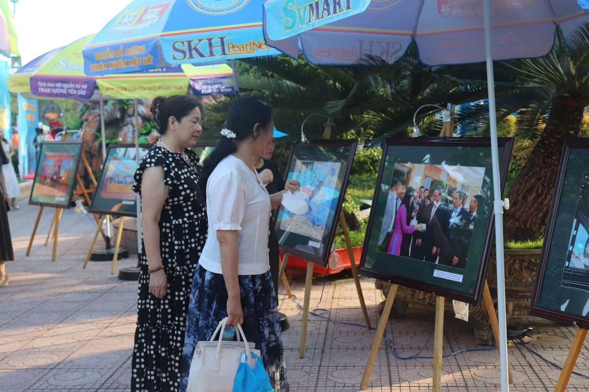 Đông đảo người dân tham quan khu triển lãm ảnh nghệ thuật ngành nghề yến sào. Ảnh: KS.