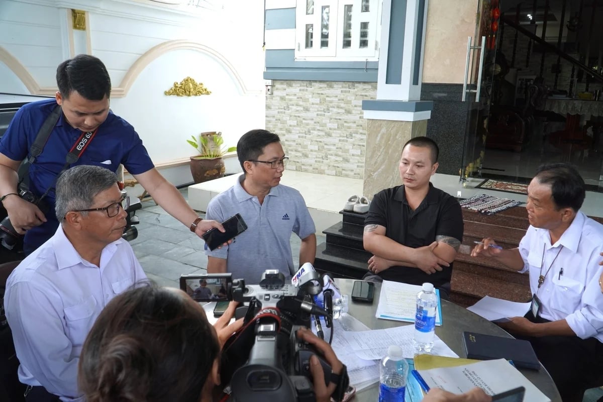 Đại diện C.P Việt Nam và cơ sở giết mổ Dững Nga làm việc với đoàn kiểm tra của Sở Nông nghiệp và Môi trường Hậu Giang. Ảnh: Kim Anh.