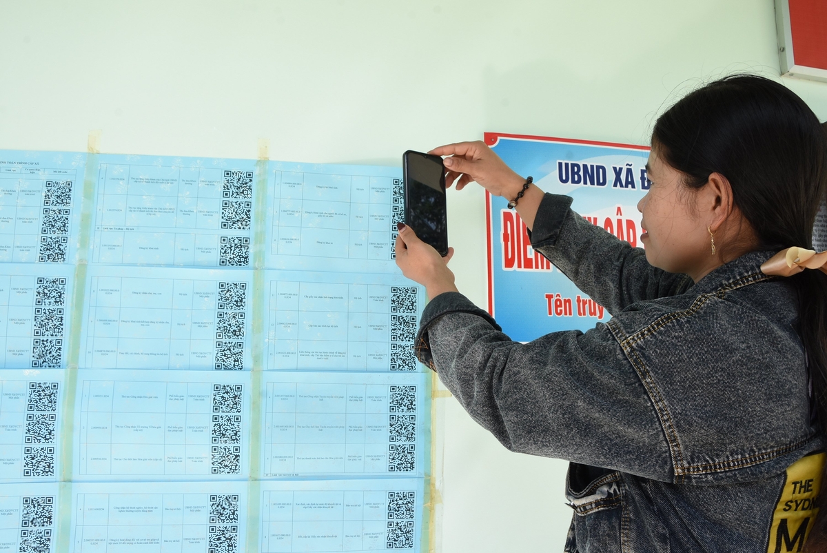 Người dân quét mã QR tra cứu thông tin. Ảnh: Tuấn Anh. Người dân quét mã QR tra cứu thông tin. Ảnh: Tuấn Anh.