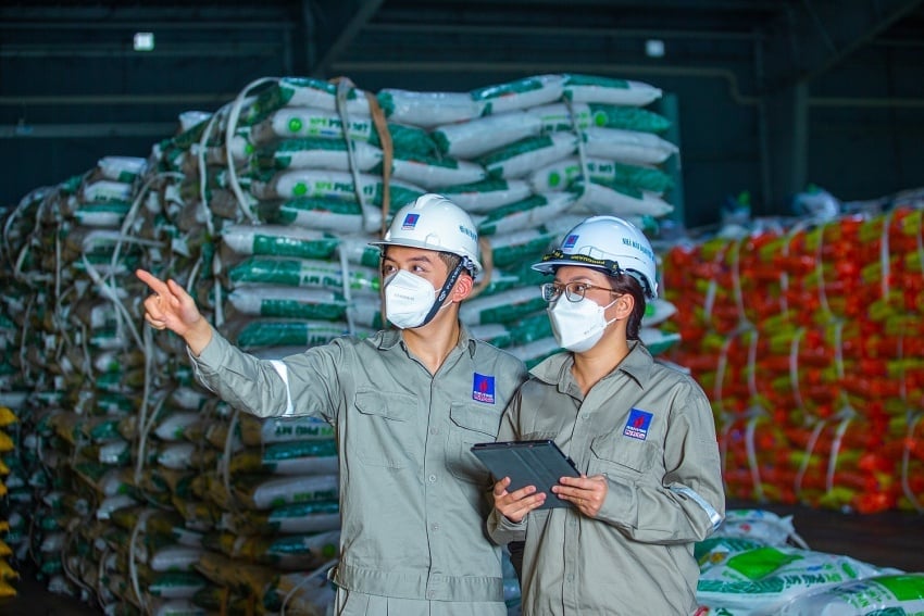 Người lao động gắn bó lâu dài với PVFCCo bởi được lao động, được sống trong môi trường văn hóa doanh nghiệp rất… văn hóa. Người lao động gắn bó lâu dài với PVFCCo bởi được lao động, được sống trong môi trường văn hóa doanh nghiệp rất… văn hóa.