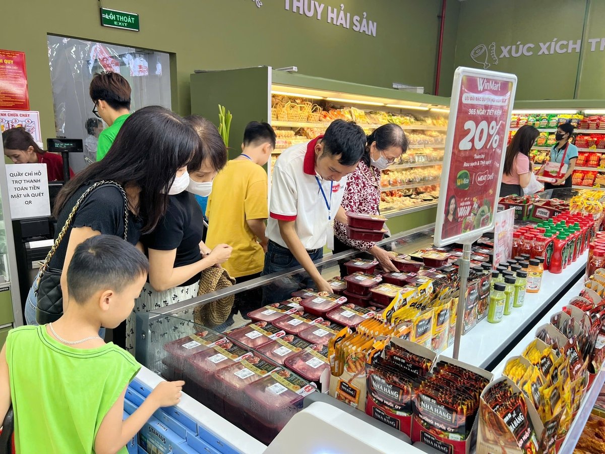 Người tiêu dùng chọn mua thịt ủ mát MEATDeli tại hệ thống siêu thị WinMart/ WinMart+.