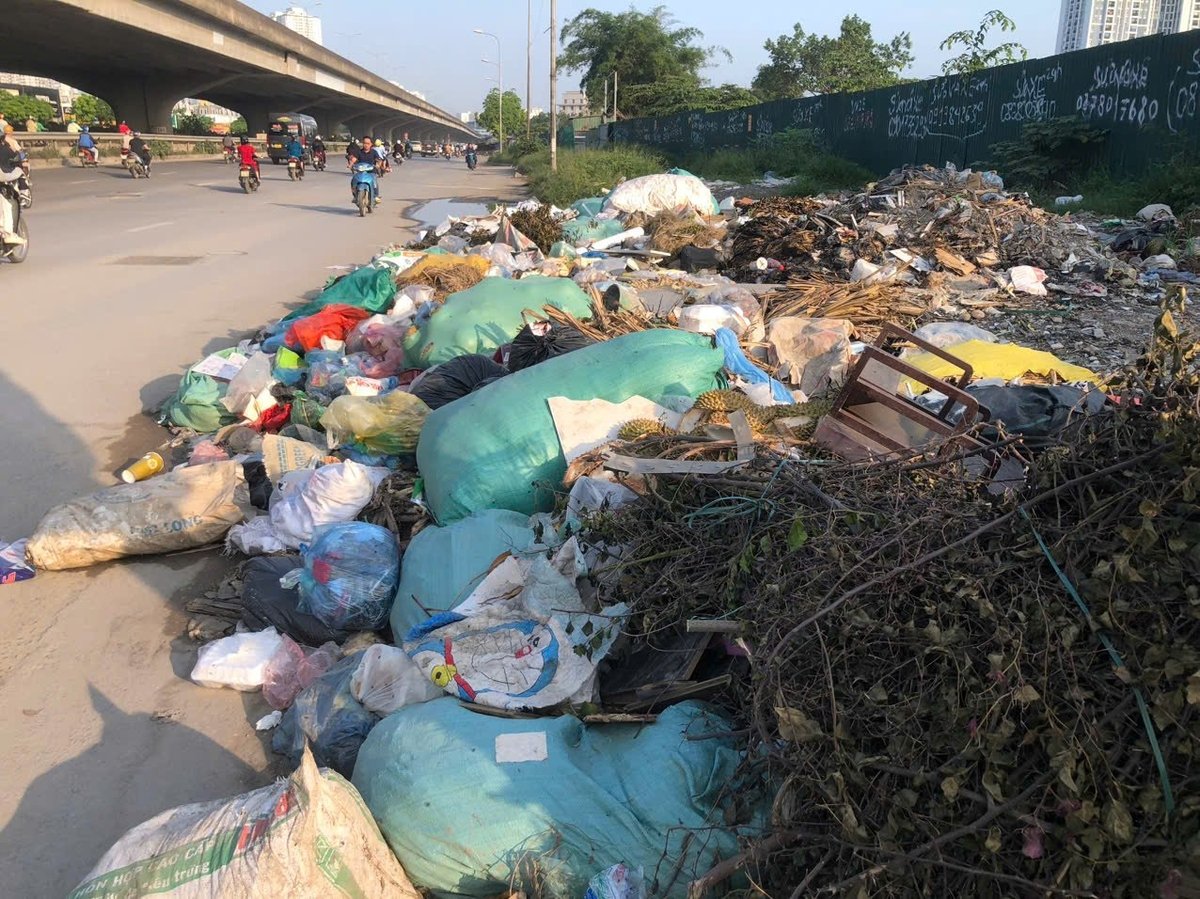 'Núi rác' tại đường vành đai 3. Ảnh: Hoàng Hiền. 'Núi rác' tại đường vành đai 3. Ảnh: Hoàng Hiền.