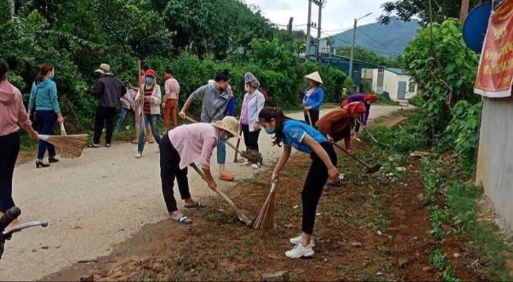 Hội viên phụ nữ tham gia quét dọn vệ sinh môi trường. Ảnh: Hoàng Châu. Hội viên phụ nữ tham gia quét dọn vệ sinh môi trường. Ảnh: Hoàng Châu.