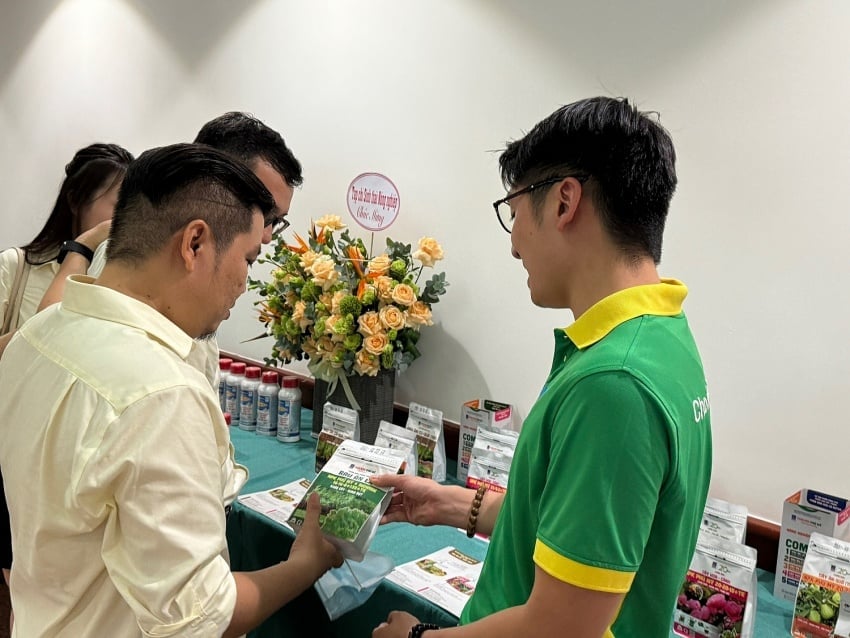 Sản phẩm phân bón Phú Mỹ cao cấp, chuyên dùng cho nông nghiệp đô thị - Phu My Garden được khách hàng quan tâm. Ảnh: Đình Khôi. Sản phẩm phân bón Phú Mỹ cao cấp, chuyên dùng cho nông nghiệp đô thị - Phu My Garden được khách hàng quan tâm. Ảnh: Đình Khôi.