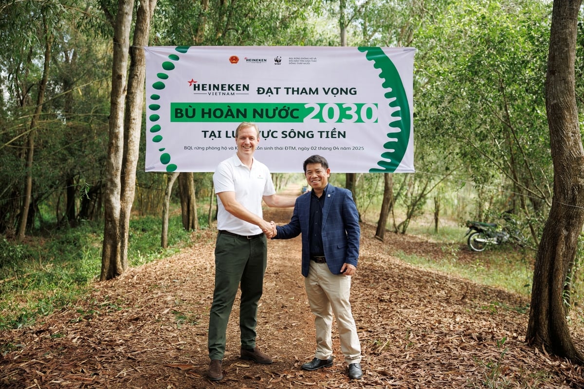 Tổng Giám đốc Điều hành Heineken Việt Nam cùng Giám đốc WWF Việt Nam tại Khu Bảo tồn sinh thái Đồng Tháp Mười. Ảnh: Heineken Tổng Giám đốc Điều hành Heineken Việt Nam cùng Giám đốc WWF Việt Nam tại Khu Bảo tồn sinh thái Đồng Tháp Mười. Ảnh: Heineken
