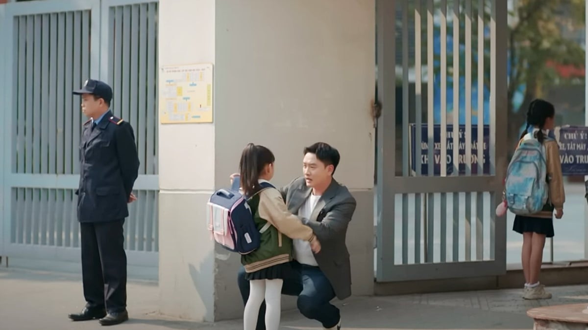 Vì xích mích mà con gái Tuấn vào trường muộn. Ảnh CMH Vì xích mích mà con gái Tuấn vào trường muộn. Ảnh CMH