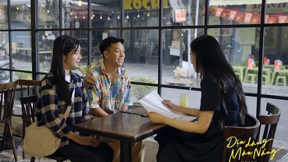 Tuyết khó chịu khi vẫn nhận được hồ sơ xin việc của Xuân. Ảnh CMH Tuyết khó chịu khi vẫn nhận được hồ sơ xin việc của Xuân. Ảnh CMH