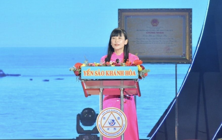 Bà Trịnh Thị Hồng Vân, Chủ tịch HĐTV Công ty Yến sào Khánh Hòa phát biểu tại lễ vinh danh. Ảnh:  PC.