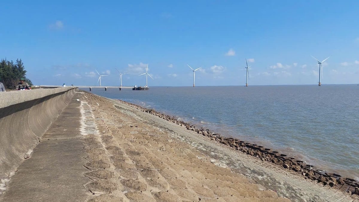 Với lợi thế đường bờ biển dài hơn 100 km, tỉnh Vĩnh Long sau sáp nhập được kỳ vọng sẽ thu hút các dự án đầu tư vào lĩnh vực điện gió và trở thành trung tâm năng lượng xanh của vùng ĐBSCL. Ảnh: Hồ Thảo. Với lợi thế đường bờ biển dài hơn 100 km, tỉnh Vĩnh Long sau sáp nhập được kỳ vọng sẽ thu hút các dự án đầu tư vào lĩnh vực điện gió và trở thành trung tâm năng lượng xanh của vùng ĐBSCL. Ảnh: Hồ Thảo.