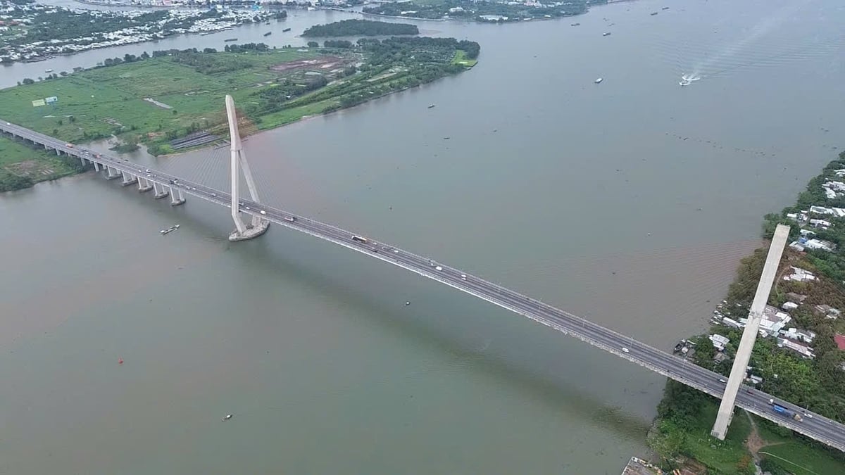 Hạ tầng đồng bộ, đặc biệt là vị trí giáp ranh với thành phố Cần Thơ, là yếu tố thuận lợi giúp Vĩnh Long thu hút đầu tư vào lĩnh vực chế biến nông sản và logistics. Ảnh: Hồ Thảo. Hạ tầng đồng bộ, đặc biệt là vị trí giáp ranh với thành phố Cần Thơ, là yếu tố thuận lợi giúp Vĩnh Long thu hút đầu tư vào lĩnh vực chế biến nông sản và logistics. Ảnh: Hồ Thảo.