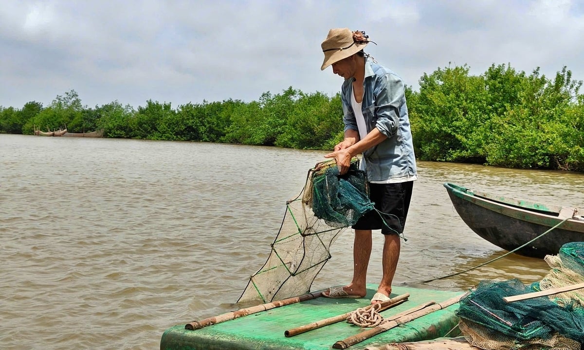 Anh Trần Văn Huấn, người nuôi tôm quảng canh tại vùng đệm Vườn quốc gia Xuân Thủy. Ảnh: Bảo Thắng. Anh Trần Văn Huấn, người nuôi tôm quảng canh tại vùng đệm Vườn quốc gia Xuân Thủy. Ảnh: Bảo Thắng.