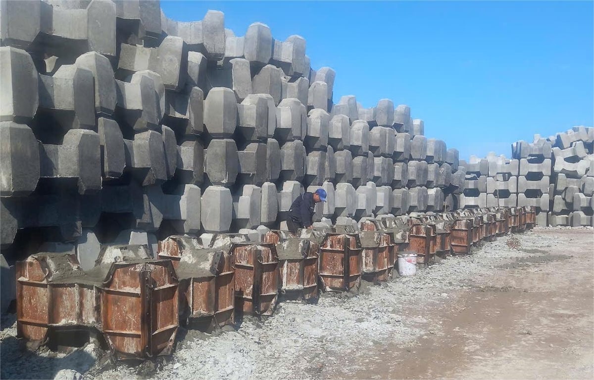 Tập kết cấu kiện bê tông thi công kè đê chắn sóng tại huyện Hải Hậu. Ảnh: Kiên Trung. Tập kết cấu kiện bê tông thi công kè đê chắn sóng tại huyện Hải Hậu. Ảnh: Kiên Trung.