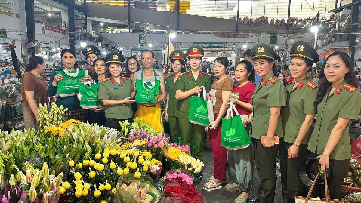 Các đồng chí cán bộ, chiến sĩ Công an thân thiện trao túi giấy, hộp phân loại rác mini và tờ rơi hướng dẫn phân loại rác cho tiểu thương, người mua sắm tại chợ trung tâm Vĩnh Yên. Các đồng chí cán bộ, chiến sĩ Công an thân thiện trao túi giấy, hộp phân loại rác mini và tờ rơi hướng dẫn phân loại rác cho tiểu thương, người mua sắm tại chợ trung tâm Vĩnh Yên.