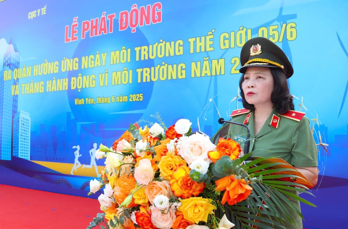 Đồng chí thiếu tướng Phạm Thị Lan Anh - Cục trưởng Cục Y tế, Bộ Công an - phát biểu tại buổi lễ phát động 'Tháng hành động vì môi trường năm 2025' tại trụ sở Công an tỉnh Vĩnh Phúc, kêu gọi toàn thể cán bộ, chiến sĩ chung tay bảo vệ môi trường và chống ô nhiễm nhựa. Ảnh: Hồng Ngọc. Đồng chí thiếu tướng Phạm Thị Lan Anh - Cục trưởng Cục Y tế, Bộ Công an - phát biểu tại buổi lễ phát động 'Tháng hành động vì môi trường năm 2025' tại trụ sở Công an tỉnh Vĩnh Phúc, kêu gọi toàn thể cán bộ, chiến sĩ chung tay bảo vệ môi trường và chống ô nhiễm nhựa. Ảnh: Hồng Ngọc.