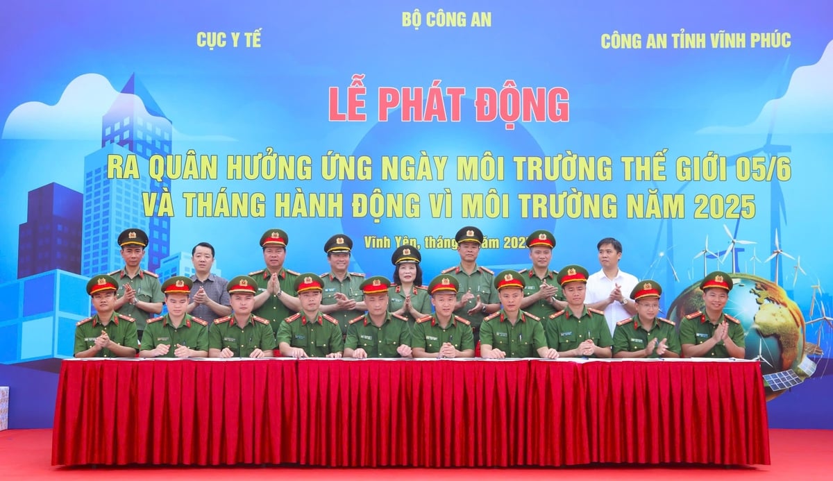 Đại diện Đoàn Thanh niên Công an xã, phường ký giao ước thi đua. Ảnh: Hồng Ngọc. Đại diện Đoàn Thanh niên Công an xã, phường ký giao ước thi đua. Ảnh: Hồng Ngọc.