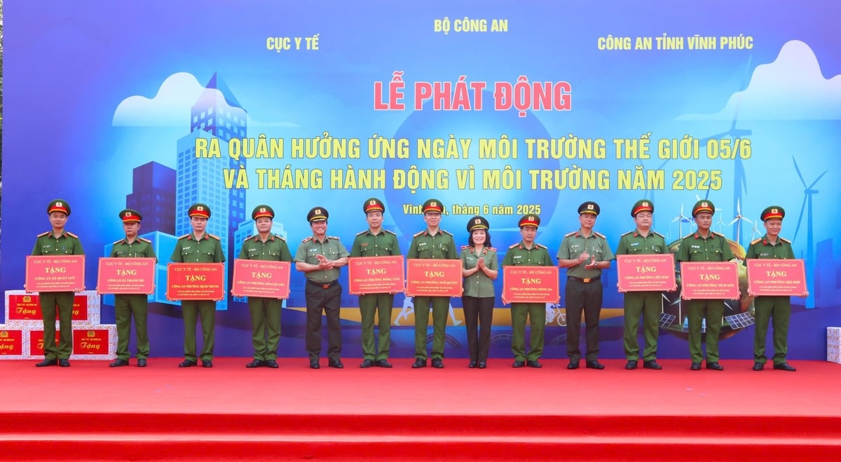 Lãnh đạo Bộ Công an và Công an tỉnh Vĩnh Phúc trao quà tặng xanh cho đại diện Công an các xã, phường. Ảnh: Hồng Ngọc. Lãnh đạo Bộ Công an và Công an tỉnh Vĩnh Phúc trao quà tặng xanh cho đại diện Công an các xã, phường. Ảnh: Hồng Ngọc.