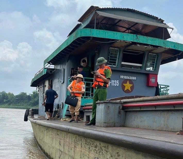 Một chiếc tàu vận tải đã bị dừng lại để kiểm tra. Ảnh: Phòng CSGT công an tỉnh Tuyên Quang. Một chiếc tàu vận tải đã bị dừng lại để kiểm tra. Ảnh: Phòng CSGT công an tỉnh Tuyên Quang.