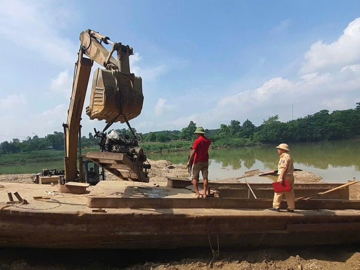 Dàn sàng dưới tàu cũng được lôi lên, kiểm tra. Ảnh: Phòng CSGT công an tỉnh Tuyên Quang. Dàn sàng dưới tàu cũng được lôi lên, kiểm tra. Ảnh: Phòng CSGT công an tỉnh Tuyên Quang.