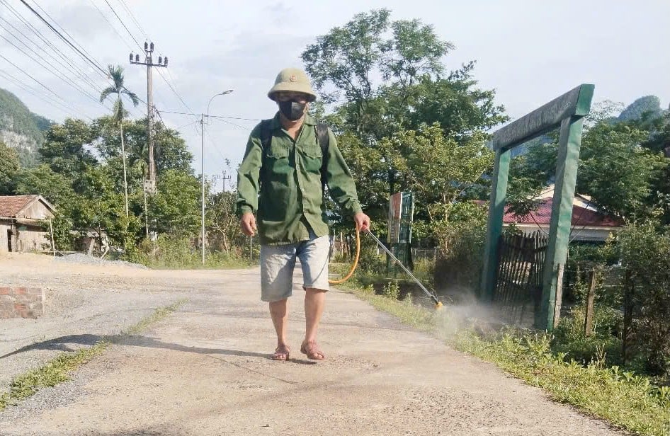 Phun hóa chất tiêu độc khử trùng trên các tuyến đường thôn xóm nơi xảy ra dịch. Ảnh: T. Phùng. Phun hóa chất tiêu độc khử trùng trên các tuyến đường thôn xóm nơi xảy ra dịch. Ảnh: T. Phùng.