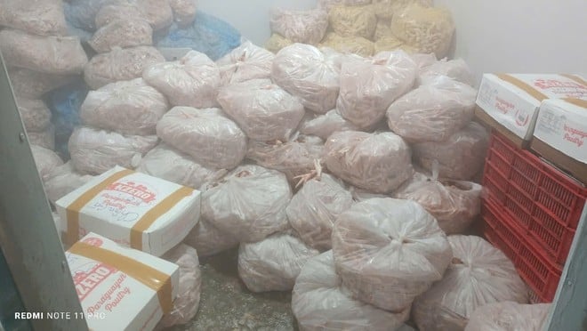 Số lượng lớn chân gà đông lạnh không rõ xuất xứ. Ảnh: Chi Cục Quản lý thị trường Hà Nội. Số lượng lớn chân gà đông lạnh không rõ xuất xứ. Ảnh: Chi Cục Quản lý thị trường Hà Nội.