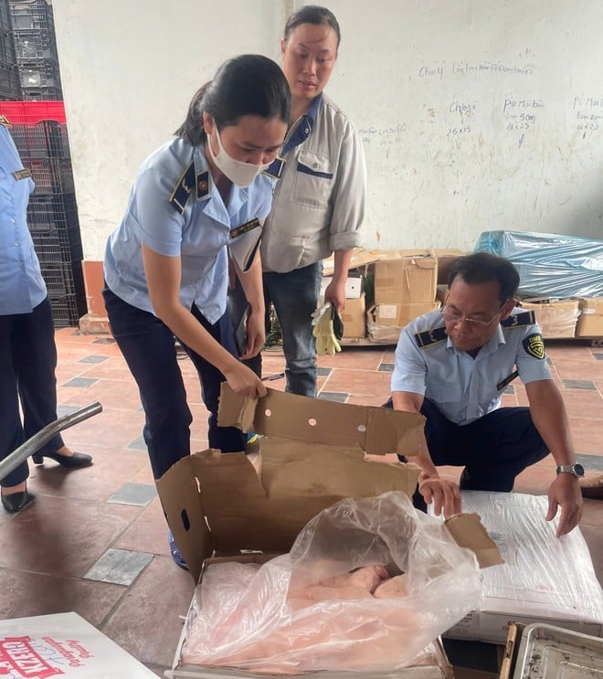 Lực lượng chức năng kiểm đếm số lượng hàng hóa vi phạm. Ảnh: Chi Cục Quản lý thị trường Hà Nội. Lực lượng chức năng kiểm đếm số lượng hàng hóa vi phạm. Ảnh: Chi Cục Quản lý thị trường Hà Nội.