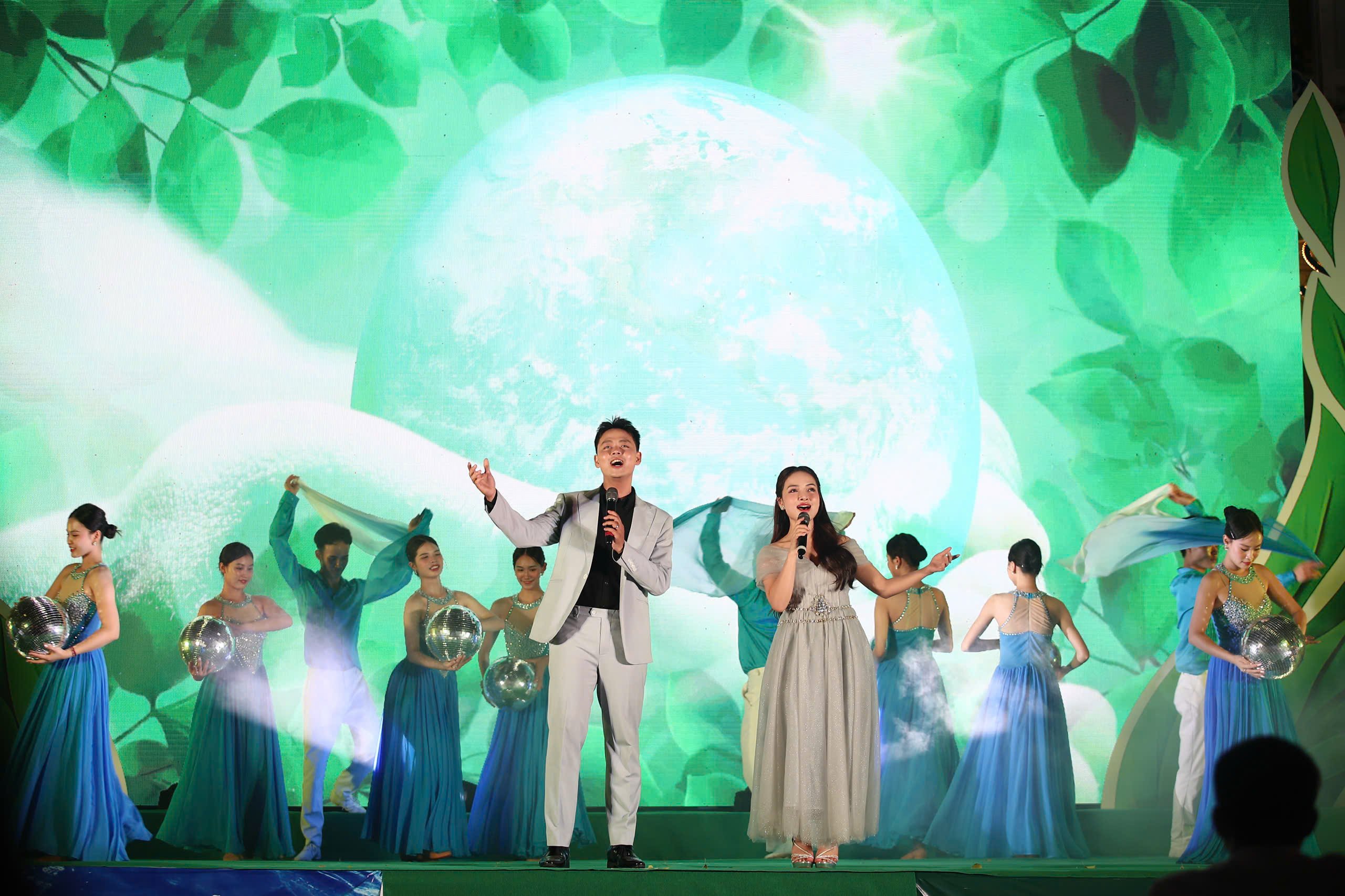 Chương trình lay động đến trái tim, lan tỏa thông điệp xanh bảo vệ môi trường. Ảnh: Nam Nguyễn. Chương trình lay động đến trái tim, lan tỏa thông điệp xanh bảo vệ môi trường. Ảnh: Nam Nguyễn.