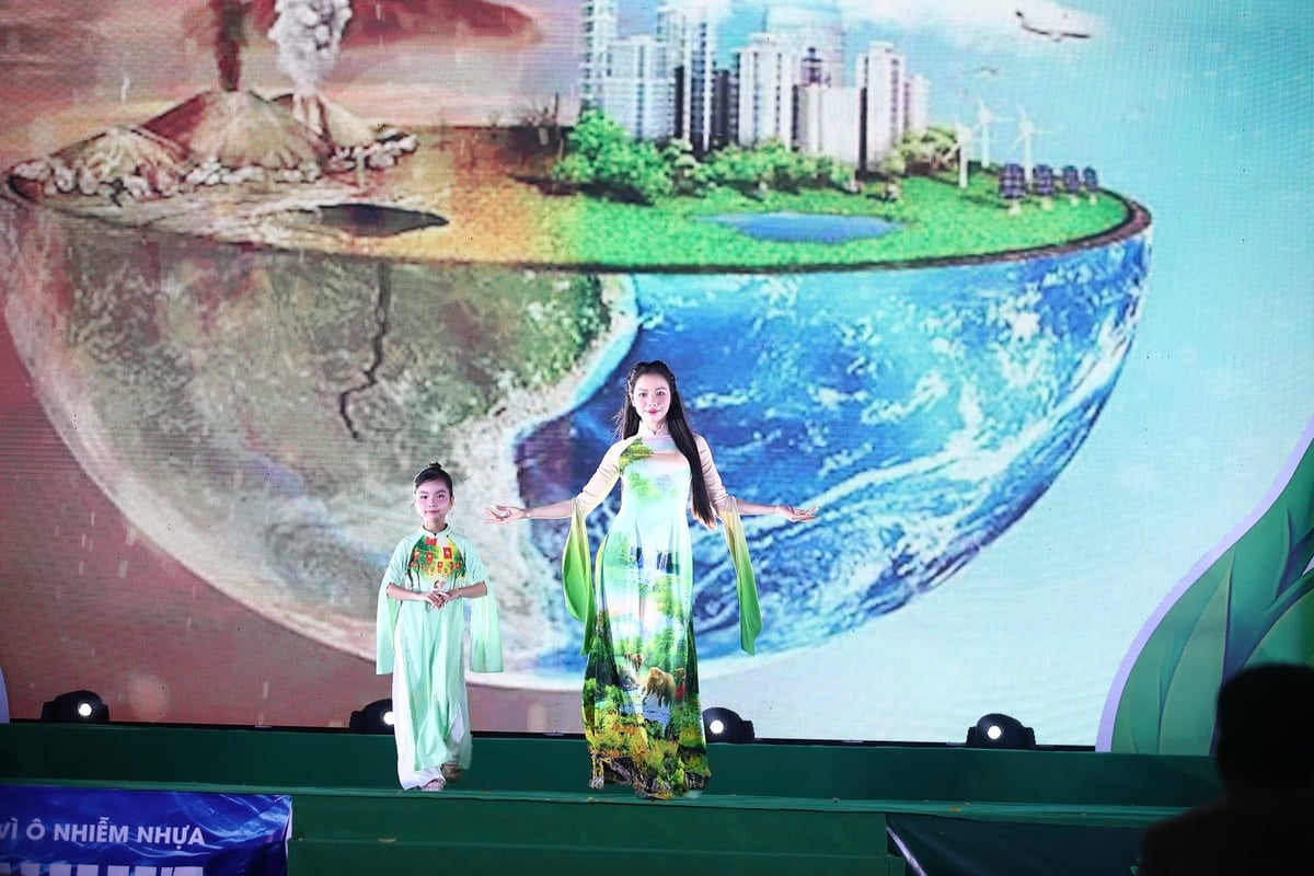 Tiết mục trình diễn áo dài di sản là điểm nhấn vừa mang tính thẩm mỹ, vừa tạo sự gắn kết giữa thế hệ hôm nay và mai sau. Ảnh: Nam Nguyễn. Tiết mục trình diễn áo dài di sản là điểm nhấn vừa mang tính thẩm mỹ, vừa tạo sự gắn kết giữa thế hệ hôm nay và mai sau. Ảnh: Nam Nguyễn.