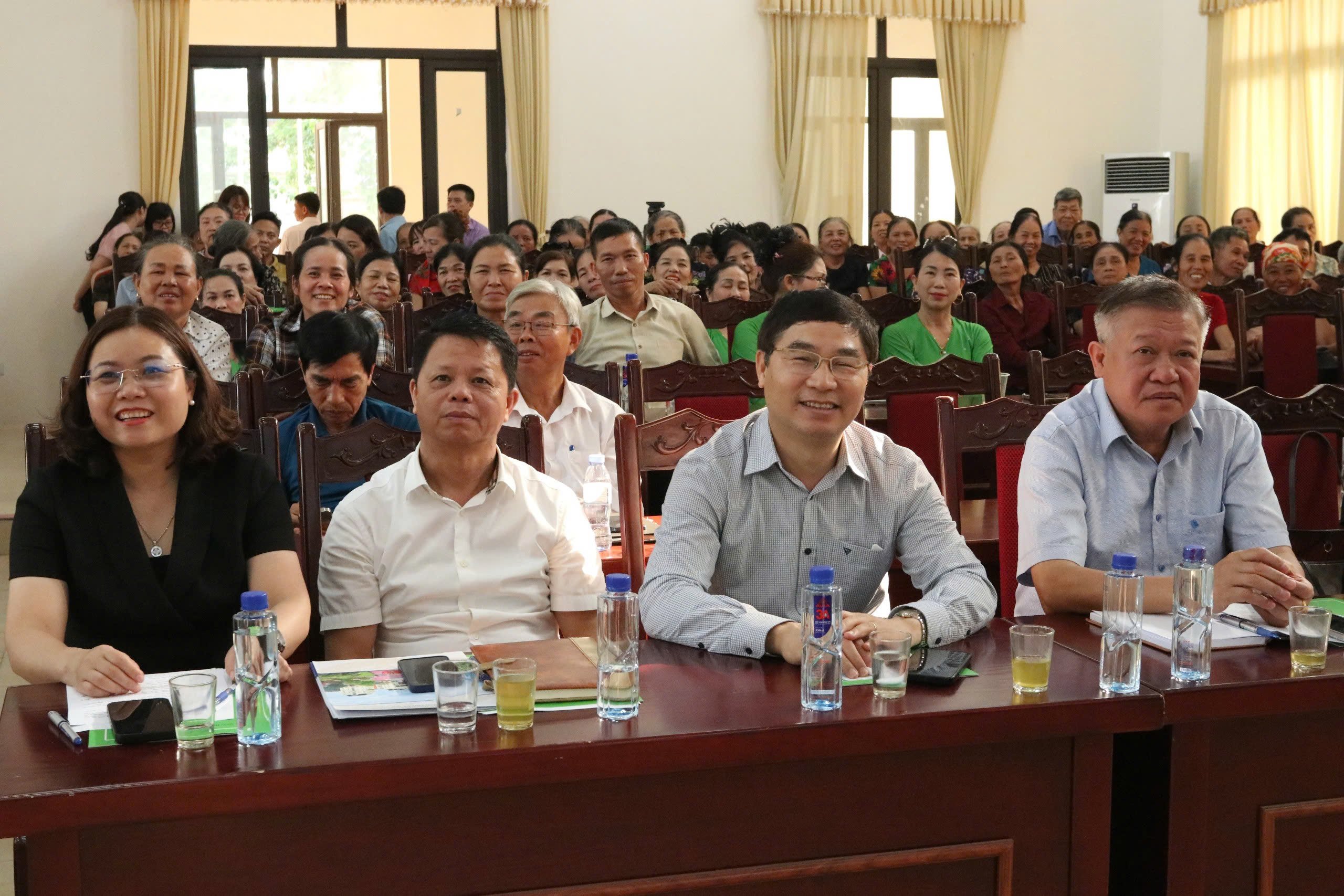 Hội nghị đánh giá mô hình SRI cải tiến vụ xuân 2025 thu hút sự quan tâm của đông đảo nông dân. Ảnh: Hoài Thơ.