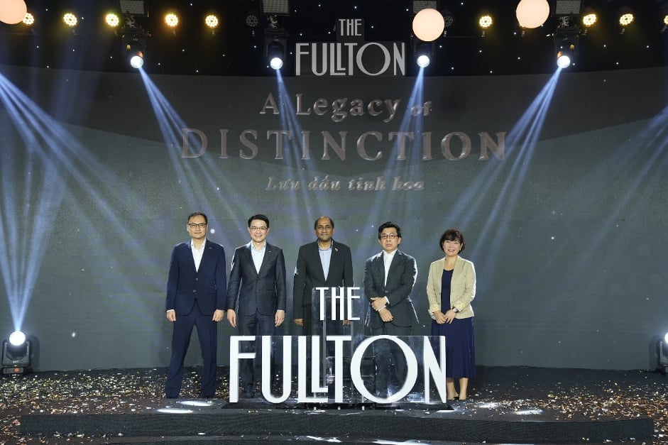 Khoảnh khắc khởi công dự án The Fullton, với sự hiện diện của ngày Jaya Ratnam - Đại sứ Singapore tại Việt Nam (giữa), ông Tan Wee Hsien - CEO CapitaLand Development Việt Nam và Quốc tế (thứ hai từ trái qua), ông Marc Boey - Giám đốc Điều hành Far East Organization (thứ hai từ phải qua), bà Christina God - Giám đốc phát triển dự án và quản lý tài sản Far East Organization (thứ nhất từ phải qua) và ông Alwin Low - Tổng Giám đốc khu vực phía Bắc của CapitaLand Development (Việt Nam) (thứ nhất từ phải qua). Ảnh: CLD. Khoảnh khắc khởi công dự án The Fullton, với sự hiện diện của ngày Jaya Ratnam - Đại sứ Singapore tại Việt Nam (giữa), ông Tan Wee Hsien - CEO CapitaLand Development Việt Nam và Quốc tế (thứ hai từ trái qua), ông Marc Boey - Giám đốc Điều hành Far East Organization (thứ hai từ phải qua), bà Christina God - Giám đốc phát triển dự án và quản lý tài sản Far East Organization (thứ nhất từ phải qua) và ông Alwin Low - Tổng Giám đốc khu vực phía Bắc của CapitaLand Development (Việt Nam) (thứ nhất từ phải qua). Ảnh: CLD.