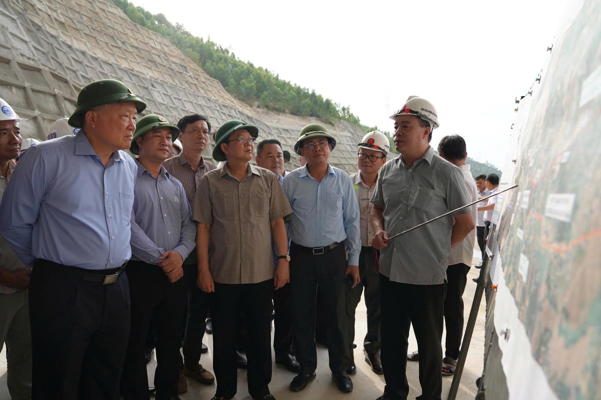 Phó Thủ tướng Thường trực Nguyễn Hòa Bình cùng đoàn công tác kiểm tra dự án thành phần của cao tốc Bắc-Nam phía Đông Bình Định. Ảnh: V.Đ.T. Phó Thủ tướng Thường trực Nguyễn Hòa Bình cùng đoàn công tác kiểm tra dự án thành phần của cao tốc Bắc-Nam phía Đông Bình Định. Ảnh: V.Đ.T.