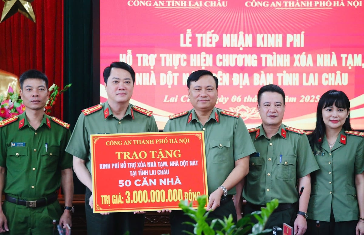 Công an TP Hà Nội trao tặng kinh phí hỗ trợ tỉnh Lai Châu 'xoá nhà tạm, nhà dột nát'. Ảnh: Công an TP Hà Nội. Công an TP Hà Nội trao tặng kinh phí hỗ trợ tỉnh Lai Châu 'xoá nhà tạm, nhà dột nát'. Ảnh: Công an TP Hà Nội.