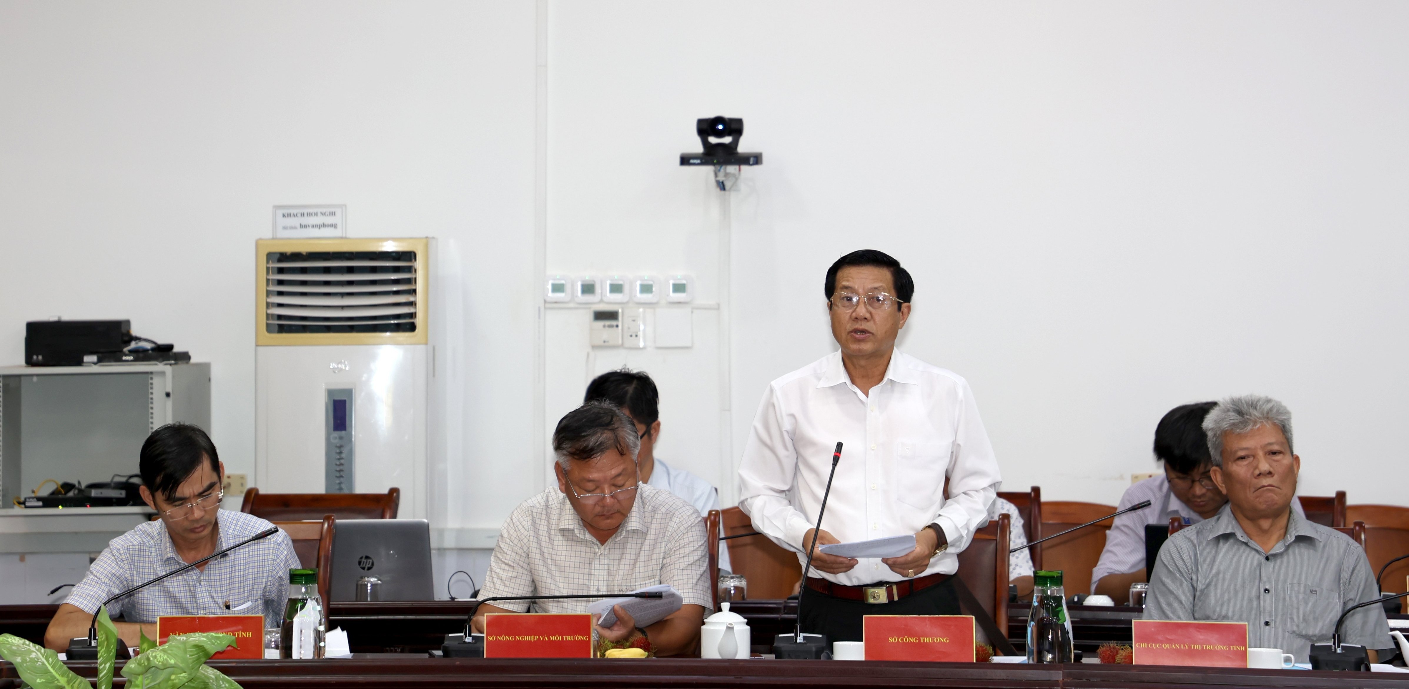 Ông Trương Văn Minh – Giám đốc Sở Công Thương tỉnh Kiên Giang báo cáo với Tổ công tác. Ảnh: Ngọc Thắng. Ông Trương Văn Minh – Giám đốc Sở Công Thương tỉnh Kiên Giang báo cáo với Tổ công tác. Ảnh: Ngọc Thắng.