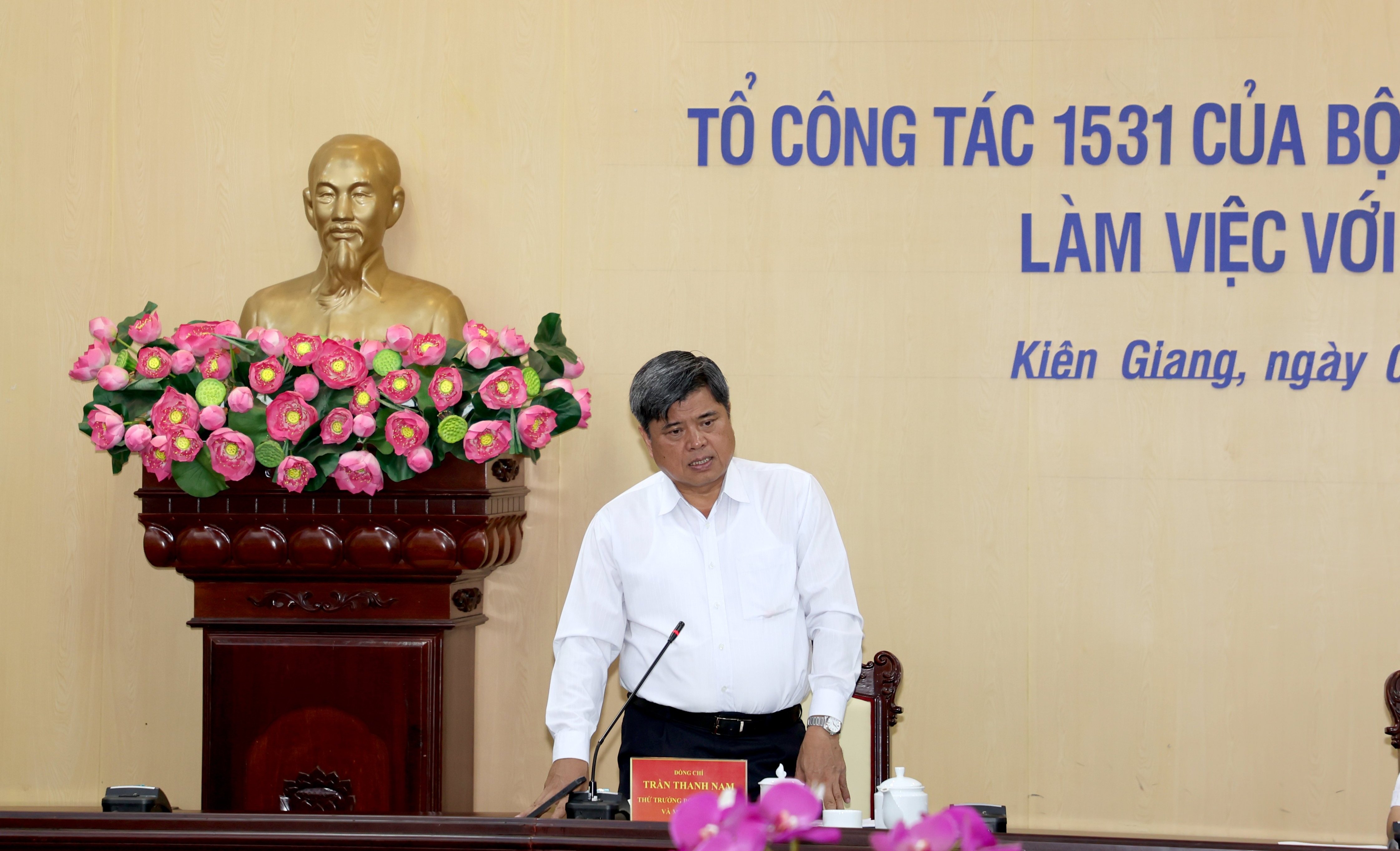 Thứ trưởng Trần Thanh Nam nhấn mạnh quan điểm: 'Muốn kiểm soát hàng lậu, hàng giả phải làm từ gốc'. Ảnh: Ngọc Thắng. Thứ trưởng Trần Thanh Nam nhấn mạnh quan điểm: 'Muốn kiểm soát hàng lậu, hàng giả phải làm từ gốc'. Ảnh: Ngọc Thắng.