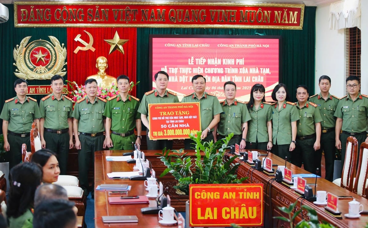 Toàn cảnh lễ trao tặng. Ảnh: Công an TP Hà Nội. Toàn cảnh lễ trao tặng. Ảnh: Công an TP Hà Nội.