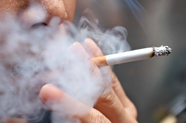 Thuốc lá tạo nên áp lực lớn lên hệ thống y tế, làm tăng gánh nặng chăm sóc, điều trị, bảo hiểm y tế, nhất là với người nghèo. Ảnh: Minh họa. Thuốc lá tạo nên áp lực lớn lên hệ thống y tế, làm tăng gánh nặng chăm sóc, điều trị, bảo hiểm y tế, nhất là với người nghèo. Ảnh: Minh họa.