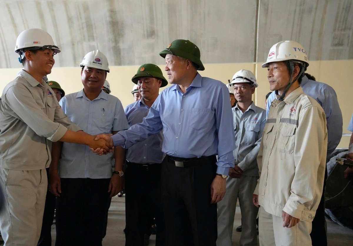 Phó Thủ tướng Thường trực Nguyễn Hòa Bình gặp gỡ, động viên đội ngũ kỹ sư, công nhân đang thi công cao tốc Bắc-Nam phía Đông Bình Định. Ảnh: V.Đ.T. Phó Thủ tướng Thường trực Nguyễn Hòa Bình gặp gỡ, động viên đội ngũ kỹ sư, công nhân đang thi công cao tốc Bắc-Nam phía Đông Bình Định. Ảnh: V.Đ.T.