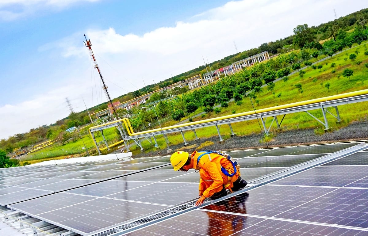 Lắp đặt hệ thống điện mặt trời áp mái tại các công trình khí của PV GAS. Ảnh: PV GAS. Lắp đặt hệ thống điện mặt trời áp mái tại các công trình khí của PV GAS. Ảnh: PV GAS.
