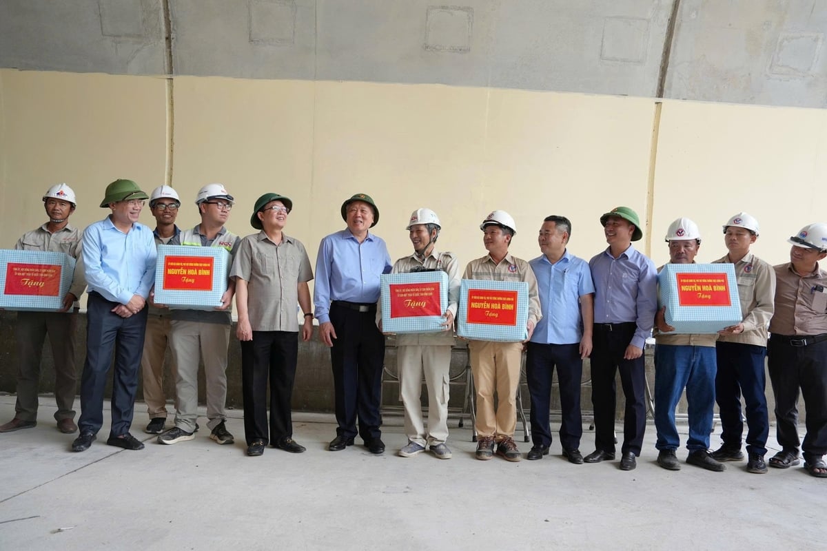Phó Thủ tướng Thường trực Nguyễn Hòa Bình cùng lãnh đạo Bình Định tặng quà đội ngũ kỹ sư, công nhân thi công cao tốc Bắc-Nam phía Đông Bình Định. Ảnh: V.Đ.T. Phó Thủ tướng Thường trực Nguyễn Hòa Bình cùng lãnh đạo Bình Định tặng quà đội ngũ kỹ sư, công nhân thi công cao tốc Bắc-Nam phía Đông Bình Định. Ảnh: V.Đ.T.